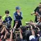 Pelatih kepala Timnas Indonesia, Shin Tae-yong dikerumuni para wartawan usai sesi latihan di Lapangan A, Kompleks Gelora Bung Karno, Senayan, Jakarta, Sabtu (31/8/2024) sebagai persiapan jelang menghadapi Arab Saudi pada putaran ketiga kualifikasi Piala Dunia 2026 zona Asia. (Bola.com/Abdul Aziz)