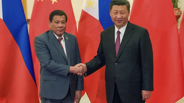Presiden Filipina Rodrigo Duterte bersalaman dengan Presiden China Xi Jinping