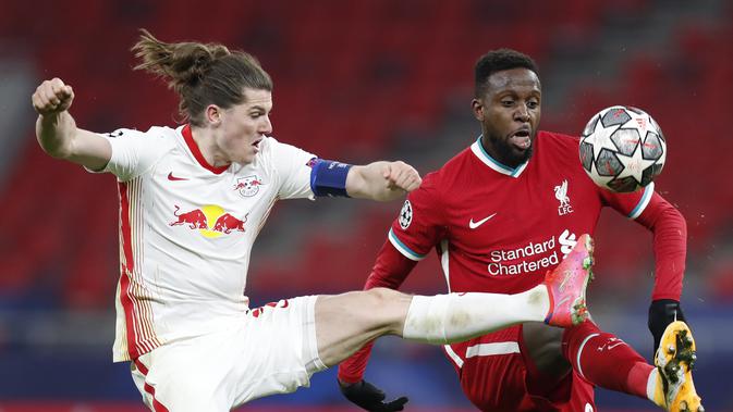 Divock Origi dari Liverpool ditantang oleh Marcel Sabitzer dari Leipzig selama pertandingan leg kedua babak 16 besar Liga Champions antara Liverpool dan RB Leipzig di stadion Puskas Arena di Budapest, Hongaria, Rabu, 10 Maret 2021. (Foto AP / Laszlo Balog