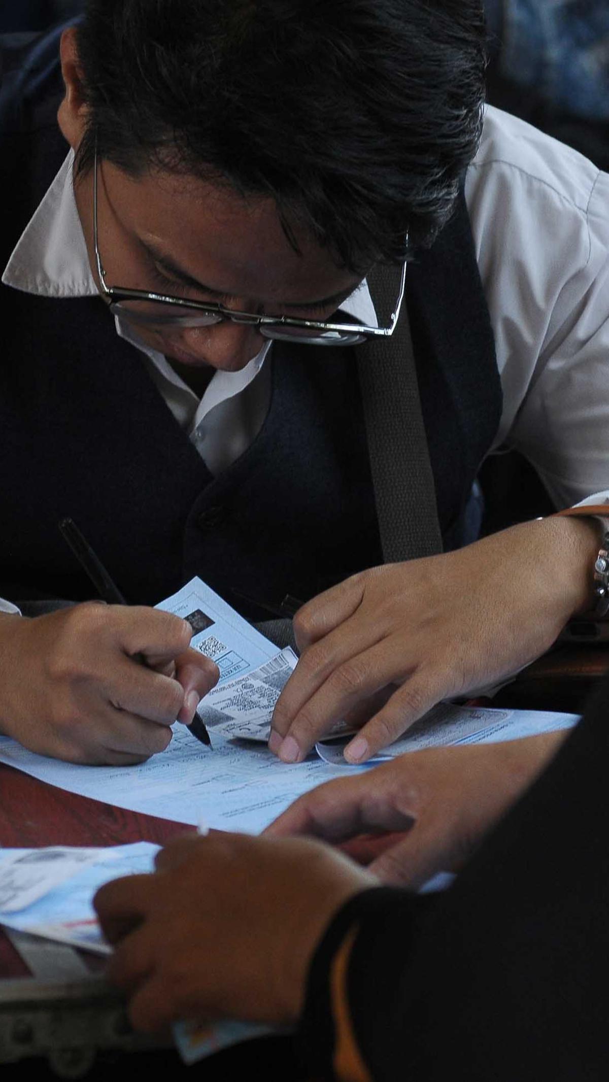 Intensitas masyarakat membludak imbas dari sistem SIM keliling yang mengalami offline di beberapa wilayah DKI Jakarta.