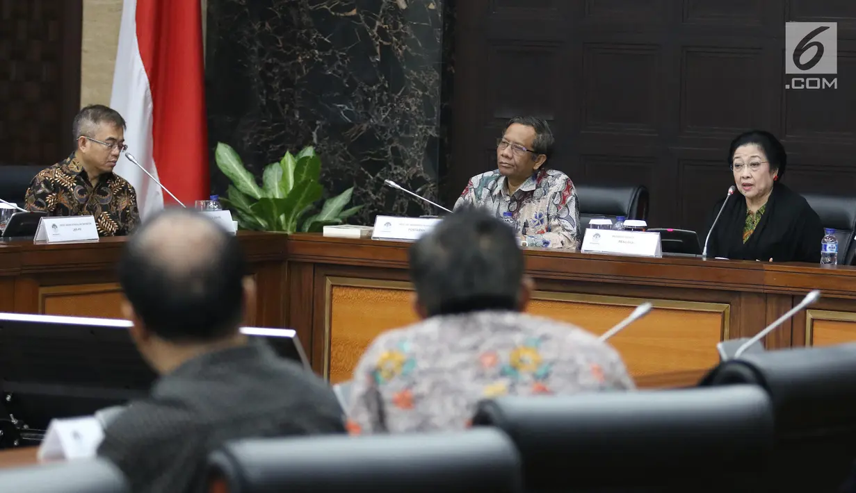 Ketua Dewan Pengarah Badan Pembina Ideologi Pancasila Megawati Soekarnoputri (kanan) memberi pemaparan saat diskusi dengan para pemimpin redaksi media cetak, dan elektronik di Jakarta, Rabu (24/1). (Liputan6.com/Angga Yuniar)