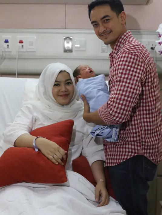Pemeran sinetron Surga Untukmu mengaku cemas tidak bisa menyuarakan azan pada anak keduanya. Beruntung saat tiba di rumah sakit, istrinya baru masuk bukaan tiga. (Adrian Putra/Bintang.com)