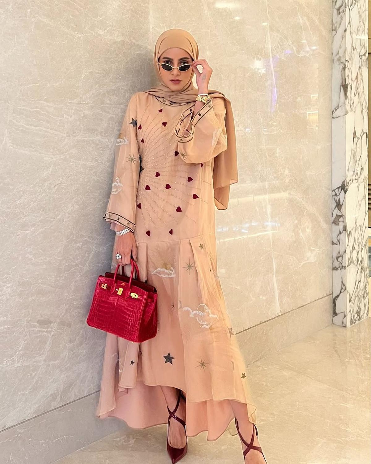 5 Potret Gamis ala Olla Ramlan yang Bisa Jadi Inspirasi Baju Lebaran yang Modis dan Stylish