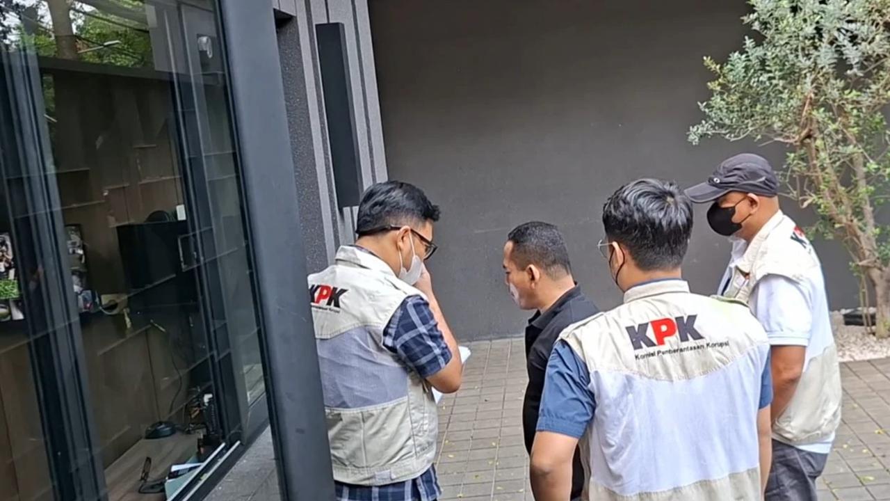 Rumah Silmy Karim Digeledah KPK, Brimob Bersenjata Lengkap Diterjunkan