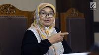 Mantan Menteri Kesehatan Siti Fadilah Supari saat menjalani sidang perdana PK kasus korupsi pengadaan alat kesehatan di Pengadilan Tipikor, Jakarta, Kamis (31/5). Sebelumnya, Siti Fadilah dipidana penjara empat tahun. (Liputan6.com/Helmi Fithriansyah)