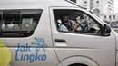 Sopir angkutan Jak Lingko All New Purwarupa Mikrotrans memberi isyarat dari dalam kendaraannya, Jakarta, Minggu (6/9/2020). Saat ini, layanan All New Purwarupa masih dalam uji coba publik alias gratis selama 6 bulan ke depan dengan rute Tanah Abang-Kota. (merdeka.com/Iqbal S. Nugroho)