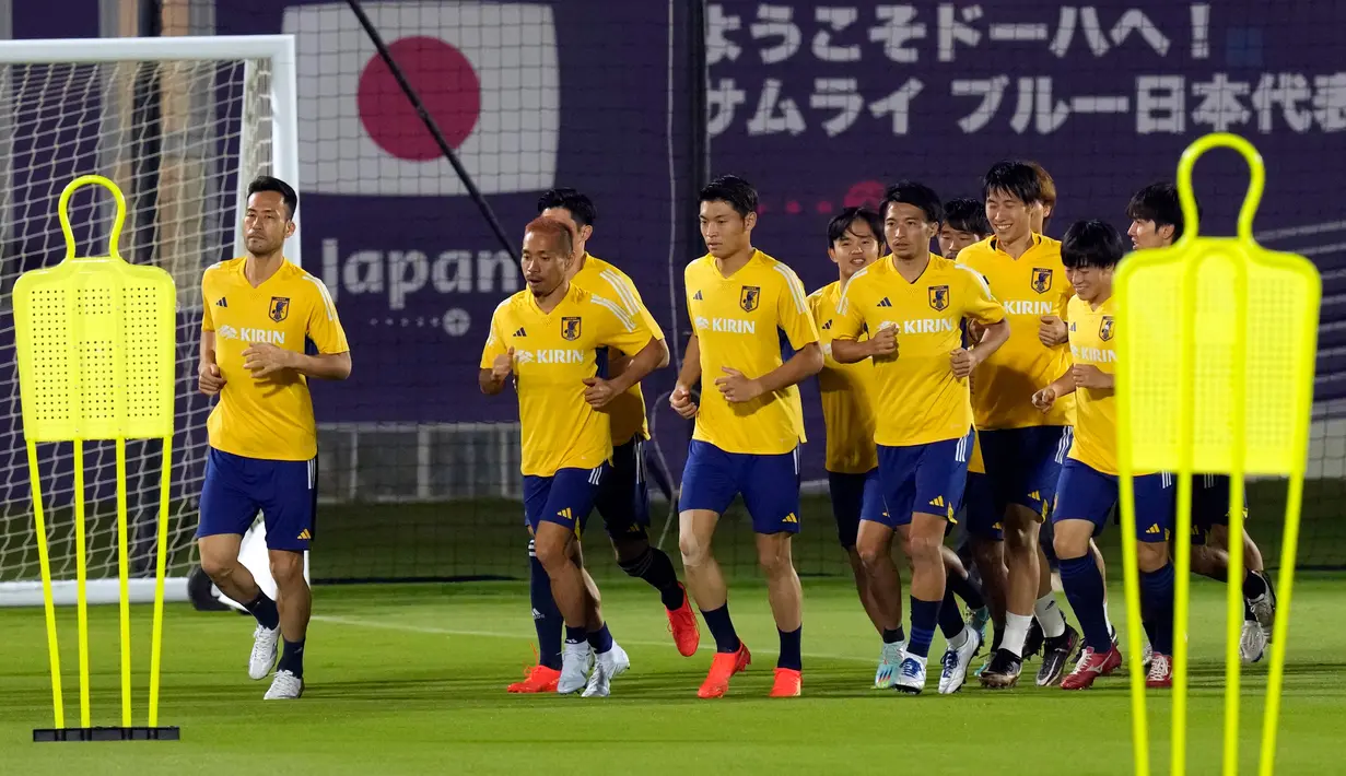 Pemain Jepang melakukan pemanasan saat sesi latihan di Doha, Qatar, 29 November 2022. Jepang akan menghadapi Spanyol dalam pertandingan Grup E Piala Dunia 2022 pada 1 Desember. (AP Photo/Eugene Hoshiko)