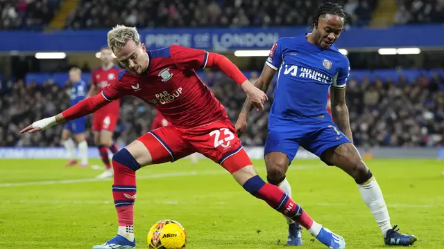 Foto: Aksi Memukau Raheem Sterling, Lesatkan Gol Tendangan Bebas Indah saat Chelsea Pesta 4-0 di Piala FA