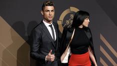 Striker Real Madrid, Cristiano Ronaldo dan kekasihnya, Georgina Rodriguez, berpose saat menghadiri acara Quina Awards di Lisbon, Portugal, Senin (19/3/2018). Georgina tetap tampil cantik meski habis melahirkan. (AP/Armando Franca)