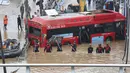 <p>Korea Selatan sedang berada dalam musim panas dan telah terjadi hujan lebat selama empat hari terakhir, menyebabkan bendungan besar meluap. (Kim Ju-hyung/Yonhap via AP)</p>