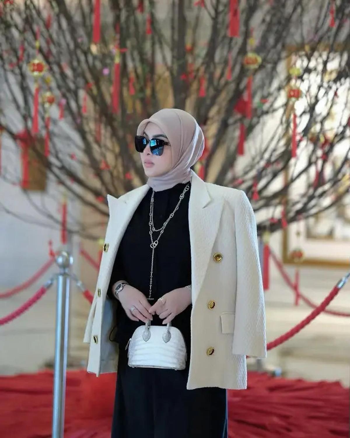 10 Pilihan Model Tas Putih ala Syahrini, dari Model Klasik hingga Super Langka