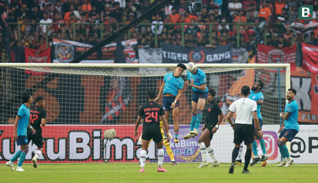 Namun, berbagai upaya yang coba dilakukan tim asuhan Thomas Doll disisa waktu tak dapat menembus barisan pertahanan Sabah FC. (Bola.com/Ikhwan Yanuar)
