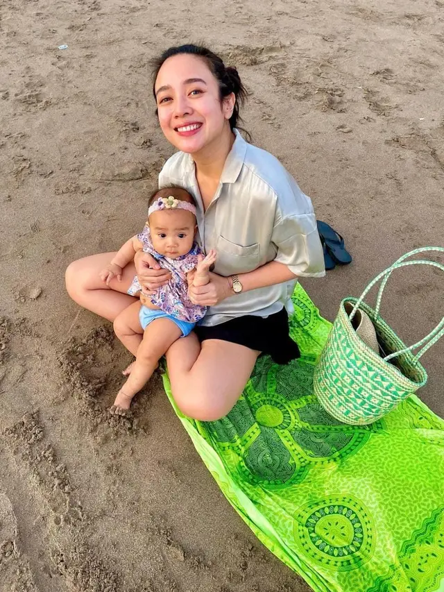 Dea Ananda sering kali liburan ke pantai, berikut potret bareng buah hati