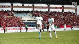 Penyerang timnas Indonesia, Marinus Mariyanto (kiri) melakukan selebrasi usai mencetak gol ke gawang Timor Leste pada laga ketiga grup B SEA Games 2017 di Stadion Selayang, Malaysia, Minggu (20/7). Indonesia unggul 1-0. (Liputan6.com/Faizal Fanani)