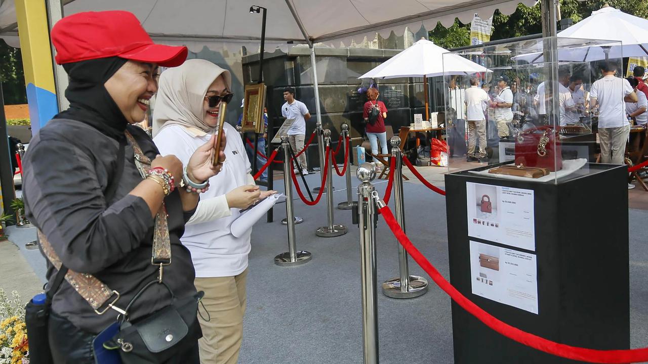 DFOTO: Dari Ferrari Ducati Hingga Tas Mewah Dipamerkan untuk Dilelang di CFD Sudirman