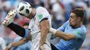 Pemain Uruguay, Sebastian Coates (kanan) menghalau bola dari sundulan pemain Rusia, Artyom Dzyuba pada laga grup A Piala Dunia 2018 di Samara Arena, Samara, Rusia, (25/6/2018). Uruguay menang 3-0. (AP/Hassan Ammar)