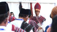 Presiden Jokowi tampak menggunakan pakaian adat etnis Sumatera Utara (Sumut), yaitu Baju Adat Toba (Biro Pers, Media, dan Informasi Sekretariat Presiden)