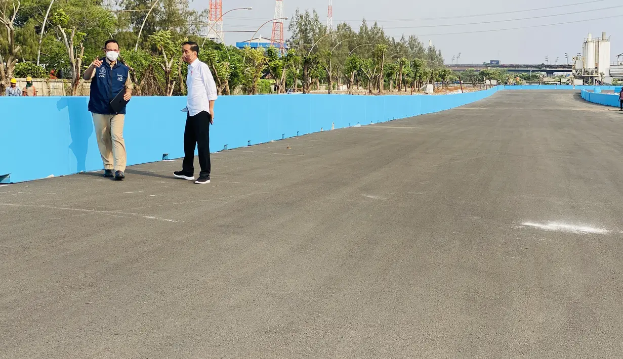 <p>Presiden Joko Widodo berbincang dengan Gubernur DKI Jakarta saat meninjau lokasi sirkuit Formula E di Ancol, Jakarta, Senin (25/4/2022). Jokowi mengatakan pemerintah masih memiliki waktu hingga awal Juni untuk menyelesaikan trek balap mobil Formula E itu. (Foto: Laily Rachev - Biro Pers Sekretariat Presiden)</p>