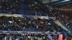 Fans Chelsea meninggalkan stadion saat laga melawan PSG masih berlangusng pada laga leg kedua babak 16 besar Liga Champions di Stamford Bridge, Rabu (18/3/2026) dini hari WIB. (AFP/Adrian Dennis)