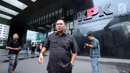 Anggota DPRD Jambi dari PDIP, Zainur Arfan meninggalkan Gedung KPK, Jakarta, Kamis (14/12). Ketua Fraksi PDIP Jambi tu diperiksa sebagai saksi tersangka Saifuddin terkait dugaan suap pengesahan RAPBD Jambi TA 2018. (Liputan6.com/Helmi Fithriansyah)