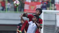 Bek Timnas Indonesia, Johan Alfarizi, menghalau bola pada laga uji coba melawan Fiji di Stadion Patriot, Bekasi, Sabtu (2/9/2017). (Liputan6.com/Helmi Fithriansyah)" 