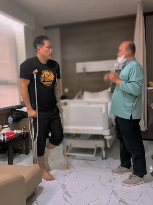 6 Potret Adjie Pangestu Belajar Jalan Usai Alami Cedera Tendon Achilles, Semangat Sembuh