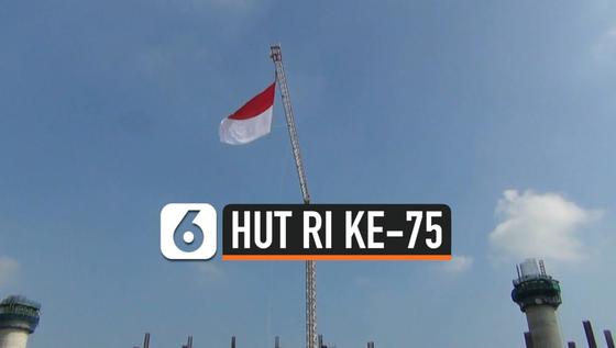 VIDEO: Bendera Merah Putih Raksasa Dikibarkan dengan Crane