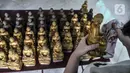 Warga keturunan Tionghoa membersihkan patung Buddha di Wihara Buddha Dharma & 8 Pho Sat, Tajur Halang, Bogor, Jawa Barat, Minggu (23/1/2022). Kegiatan gotong royong membersihkan patung Buddha ini merupakan tradisi dalam rangka menyambut Tahun Baru Imlek. (merdeka.com/Iqbal S. Nugroho)