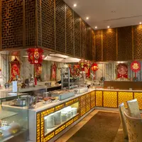 Yee Sang platter, hampers, hingga Barongsai, semuanya akan jadikan Imlek semakin semarak.