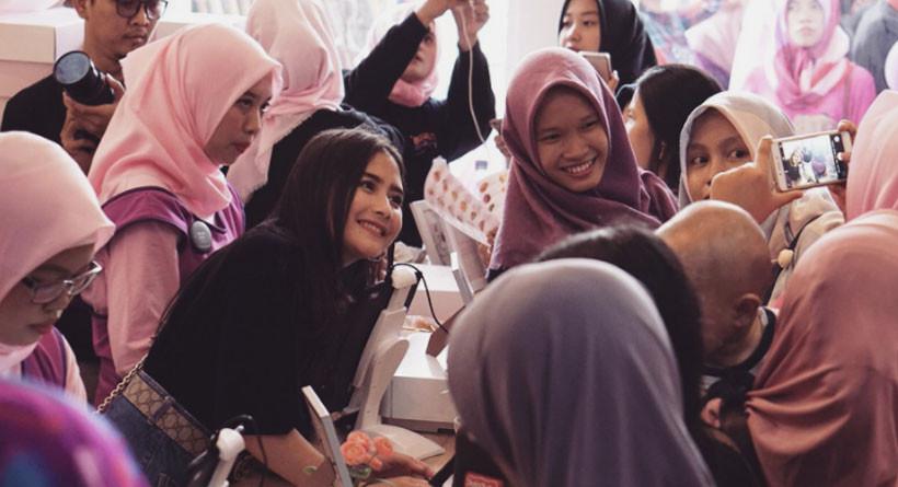 Prilly Latuconsina merayakan ulang tahunnya yang ke-21 bersama penggemarnya. (Instagram)