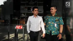 Suami aktris Dian Sastrowardoyo, Maulana Indraguna Sutowo (kiri) usai menjalani pemeriksaan di Gedung KPK, Jakarta, (10/4). Indra diperiksa sebagai saksi untuk tersangka mantan Dirut PT Garuda Indonesia, Emirsyah Satar. (Merdeka.com/Dwi Narwoko)
