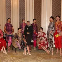 Novita Yunus hadirkan koleksi busana yang festive menggunakan batik Karawang