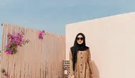 Kesan kasual dengan kenakan dress full kancing. (dok. Instagram @reistaputrii/ https://www.instagram.com/p/B3I6wA9H_Bj/?igshid=10kwjmrro8j2o/ Dinda Rizky)