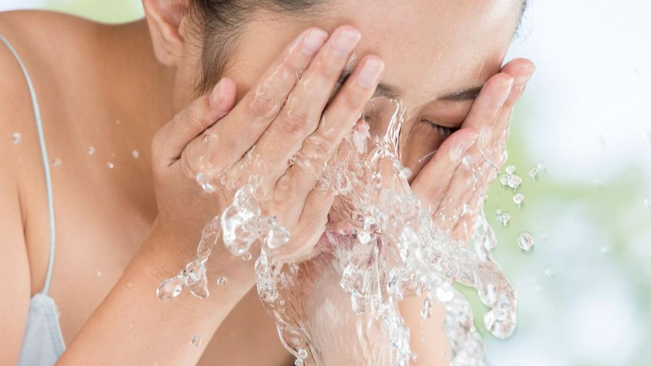 Mandi atau Cuci Muka dengan Air Dingin