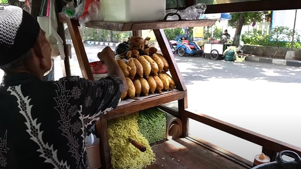 Nekat, Pria Paruh Baya Jualan Nasi Goreng Siang Hari Pembeli Sampai Mengantre