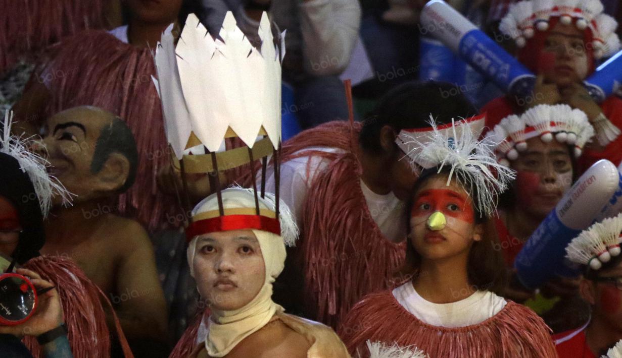 Suporter dengan kostum yang unik dari kok setia mendukung pemain Indonesia pada Turnamen Indonesia Open 2016 di Istora Senayan, Jakarta, Rabu (1/5/2016). (Bola.com/Nicklas Hanoatubun)