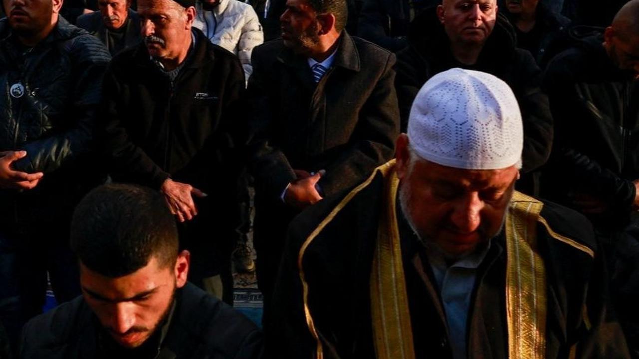 Umat Muslim Palestina hanya bisa berharap situasi di komplek Al-Aqsa dapat kembali normal dan bebas tanpa adanya pembatasan bagi umat Muslim di seluruh dunia.