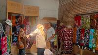 Calon Gubernur Jawa Timur nomor urut 3 Tri Rismaharini atau Risma saat berdialog dengan pemilik Batik Balitar di Kelurahan Gedog, Kecamatan Sananwetan, Kota Blitar. (Liputan6.com/ Dok Ist)