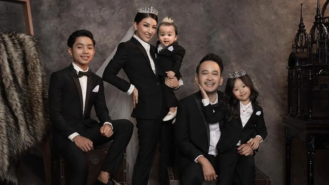 7 Gaya Pemotretan Keluarga Ruben Onsu dengan Tema Hitam, Kompak Banget