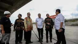 Mendag, Enggartiasto Lukita, Menperin, Airlangga Hartarto dan Menhub, Budi Karya Sumadi meninjau lapangan jalur kereta api Stasiun JICT Tanjung Priok di samping gate in-out terminal peti kemas JICT-TPK Koja, Jumat (13/1). (Liputan6.com/Faizal Fanani)