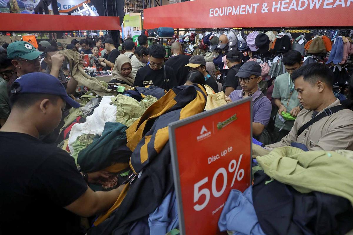 FOTO: Akhir Pekan, Pengunjung Berburu Perlengkapan Outdoor di Indofest 2025