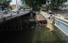 Melihat penggantian pipa gas PGN di atas sungai