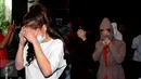 Beberapa perempuan warga negara asing illegal yang terjaring operasi pengawasan menutupi wajah saat rilis di Ditjen Imigrasi, Jakarta, Jumat (13/1). Diduga, para WNA tersebut bekerja sebagai pekerja seks komersial (PSK). (Liputan6.com/Helmi Fithriansyah)