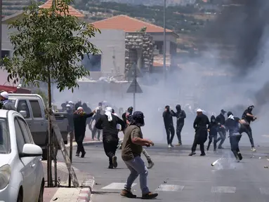 Pengunjuk rasa Druze bentrok dengan polisi Israel yang menembakkan gas air mata di Dataran Tinggi Golan, Rabu, 21 Juni 2023. (AP Photo/Fadi Amun)