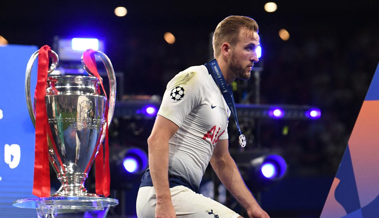 Tottenham Hotspur secara mengejutkan berhasil melaju ke final Liga Champions pada musim 2018/2019. The Lilywhites tampil beringas dengan menumbangkan klub-klub top Eropa seperti Borussia Dortmund, Manchester City, dan Ajax di fase knockout. Sayangnya, Harry Kane dan kolega malah kalah dengan skor 0-2 dari Liverpool melalui gol Mohamed Salah dan Divock Origi. (AFP/Paul Ellis)