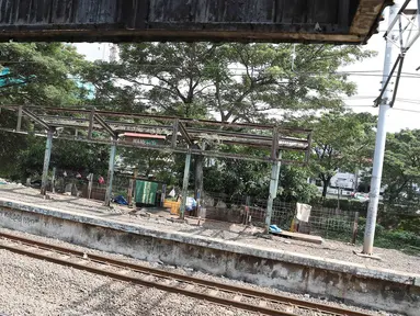 Suasana bangunan Stasiun Mampang di kawasan Menteng, Jakarta, Senin (9/4). Stasiun yang telah dinonaktifkan pengoperasiannya, kini kondisinya terbengkalai serta kumuh karena dijadikan tempat tinggal sejumlah tunawisma. (Liputan6.com/Immanuel Antonius)