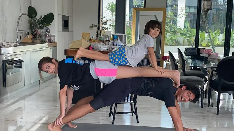 6 Gaya Jessica Iskandar Bareng Richard Kyle dan Anak Saat Yoga Ini Seru