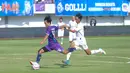 Pemain Persita Tangerang, Yardan Yafi mencetak gol pembuka ke gawang Arema FC dalam laga lanjutan BRI Liga 1 2024/2025 di Indomilk Arena, Tangerang, Minggu (20/04/2025) WIB. (Bola.com/M Iqbal Ichsan)