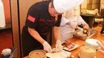 Chef Yuan Chaoying mendemonstrasikan sajian Peking Duck Andalannya di JIA. (Liputan6.com/Pool/Shagri-La Hotel)
