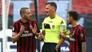 Bek AC Milan, Leonardo Bonucci (kiri) berbincang dengan wasit Piero Giacomelli setelah menerima kartu merah saat bertanding melawan Genoa pada lanjutan Liga Italia di San Siro, Milan (22/10). Bonucci di kartu merah menit 25. (Matteo Bazzi/ANSA via AP)